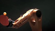 Robotik  Industrie Roboter spielt gegen Tischtennisprofi Boll