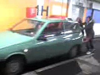 how women push broken car^^