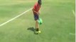 چھوٹا بچہ جو کہ ربیکا کیوبز حل کرتا ہے فٹبال اچھالتے ہوئے , امیزنگ وڈیو