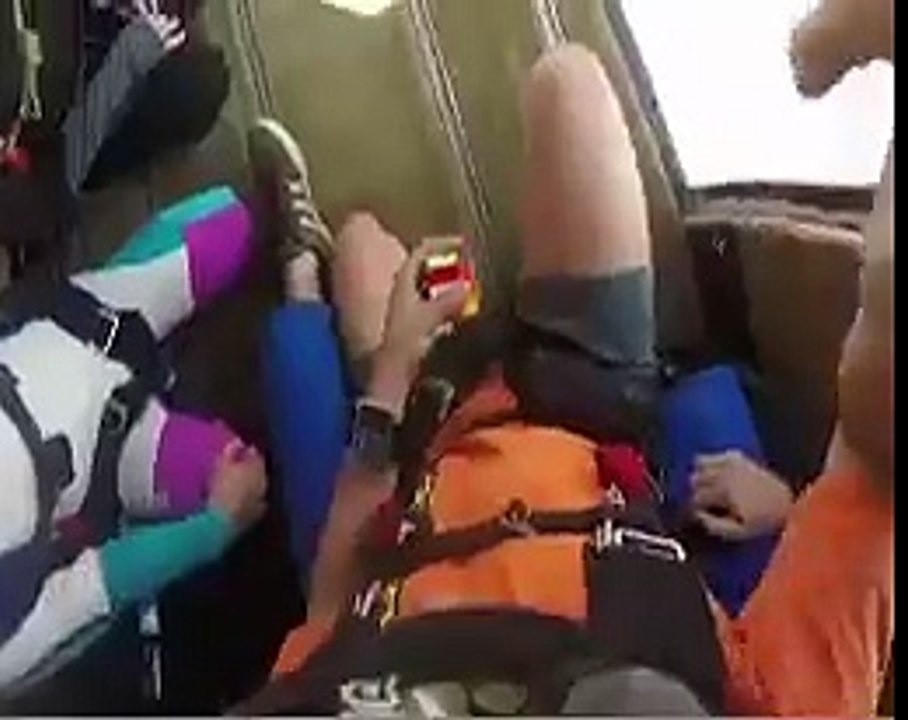 Skydiver completes Rubik's cube before parachute opens