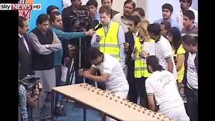 Пакистана расколол головой 155 орехов за минуту