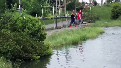 ПАРЕНЬ ОТПУСТИЛ ОГРОМНУЮ РЫБУ