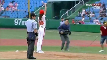 Korean Actress Han Hye-jin throws a great first pitch (한혜진 시구)