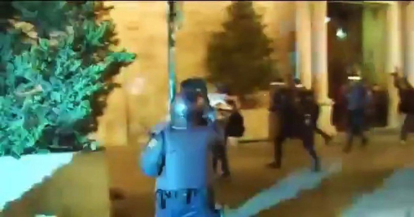 La policía lanza a dos chicas contra un coche en Valencia  20 Febrero 2012 #primaveravalenciana