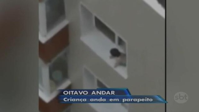 Criança é flagrada brincando em janela de prédio na China