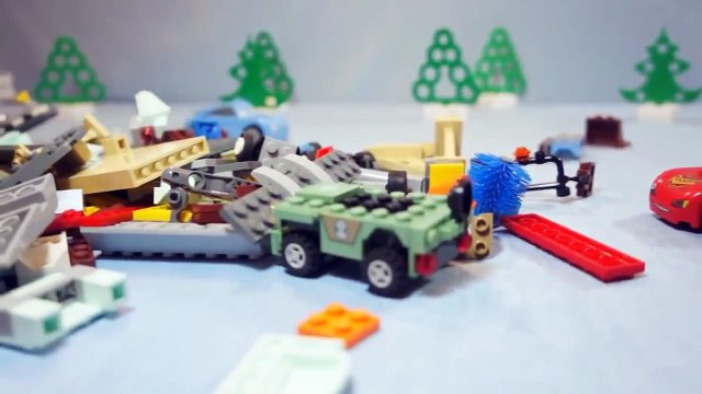 Герои мультфильма ТАЧКИ МОЛНИЯ МАККУИН Разрушенный город Собираем машинки Видео для детей