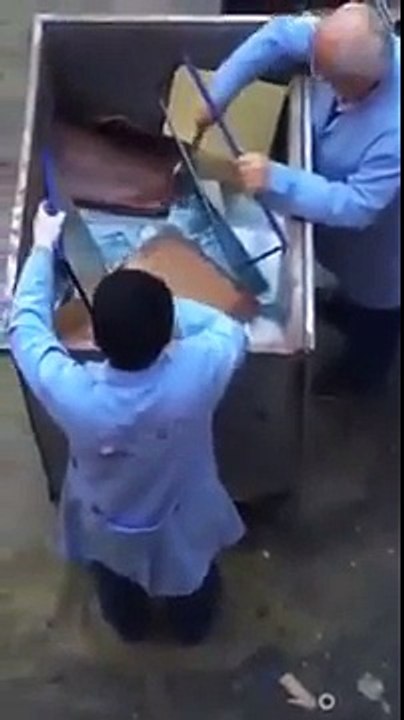 Atatürk Resimleri Çöpe