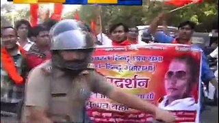 Uttar Pradesh : Student unit of Hindu Mahasabha protested in lucknow.