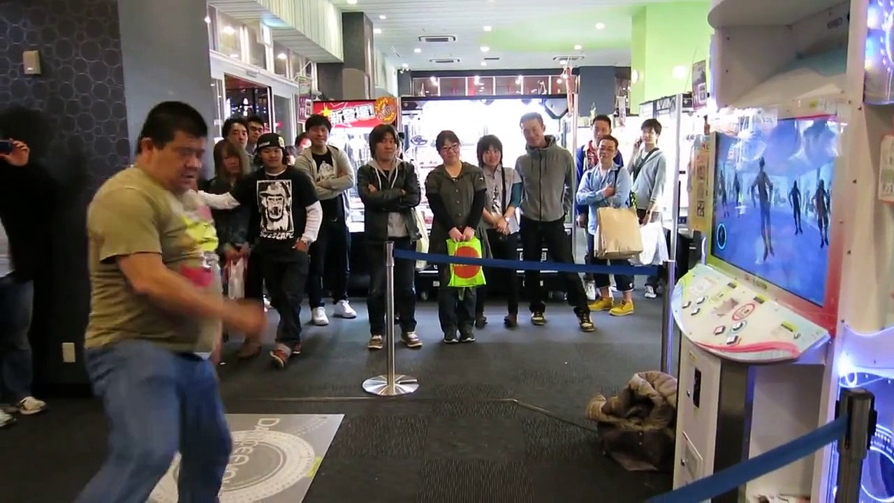 Amazing Dancing by Japanese Man in Arcade - Dance Evolution - aJapaneseDream.com