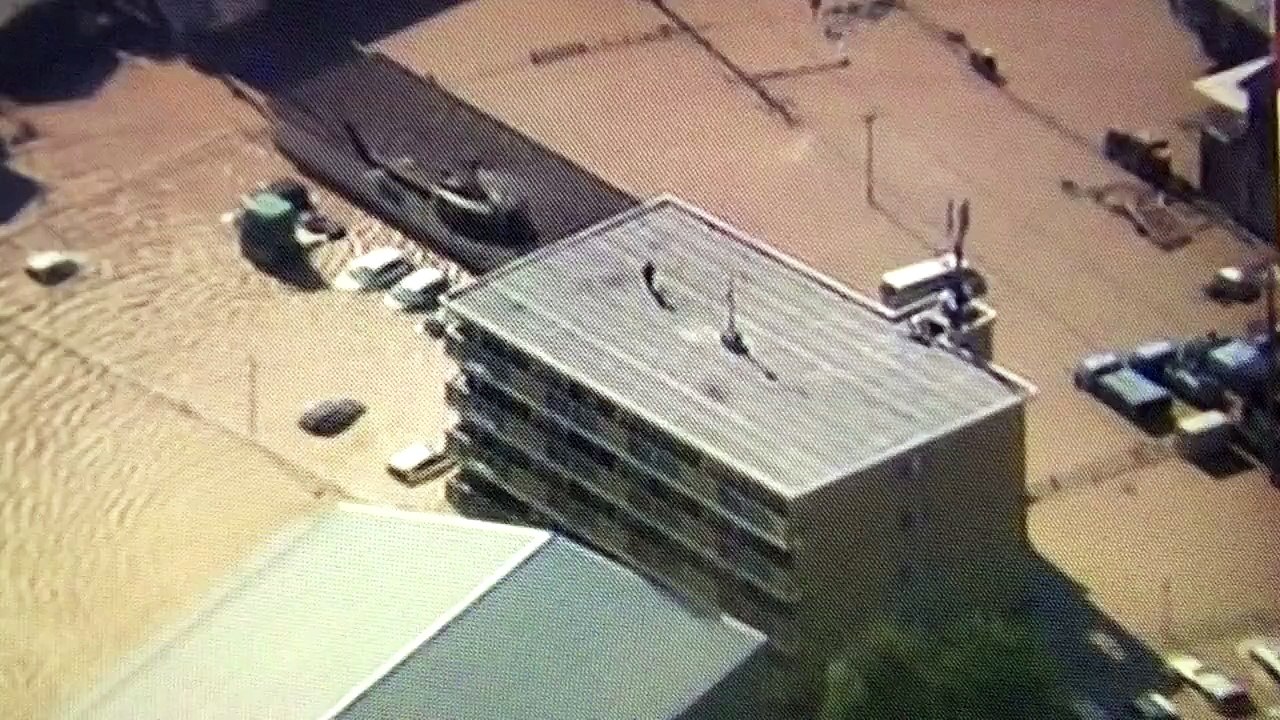 陸上自衛隊ヘリ 片足掛けホバリングでの救出シーン UH1J 　茨城 常総市 鬼怒川決壊