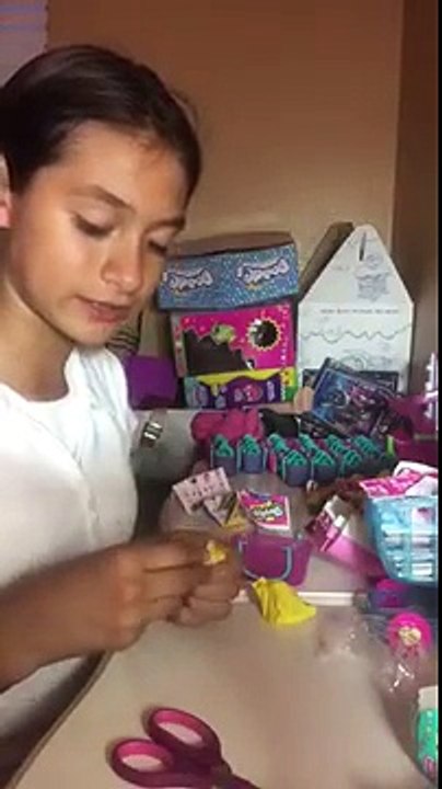 Opening a shopkins blind basket from jasmin!!!