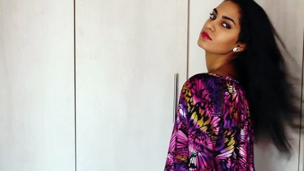 10 signs a girl likes you