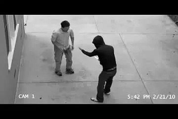 كاميرة ترصد شخص يتبول من الخوف من لص