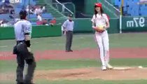 Korean Actress Han Hye-jin throws a great first pitch (한혜진 시구)