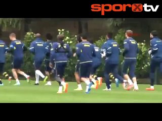 Fenerbahçe'de Emenike takımla çalıştı