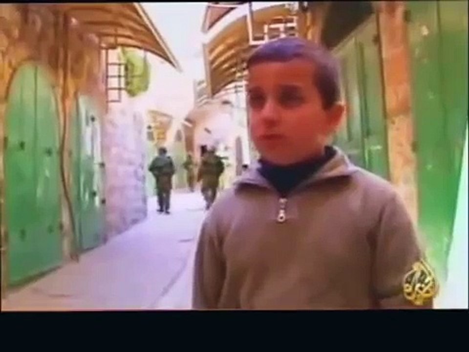 رايته مطرقا يبكي