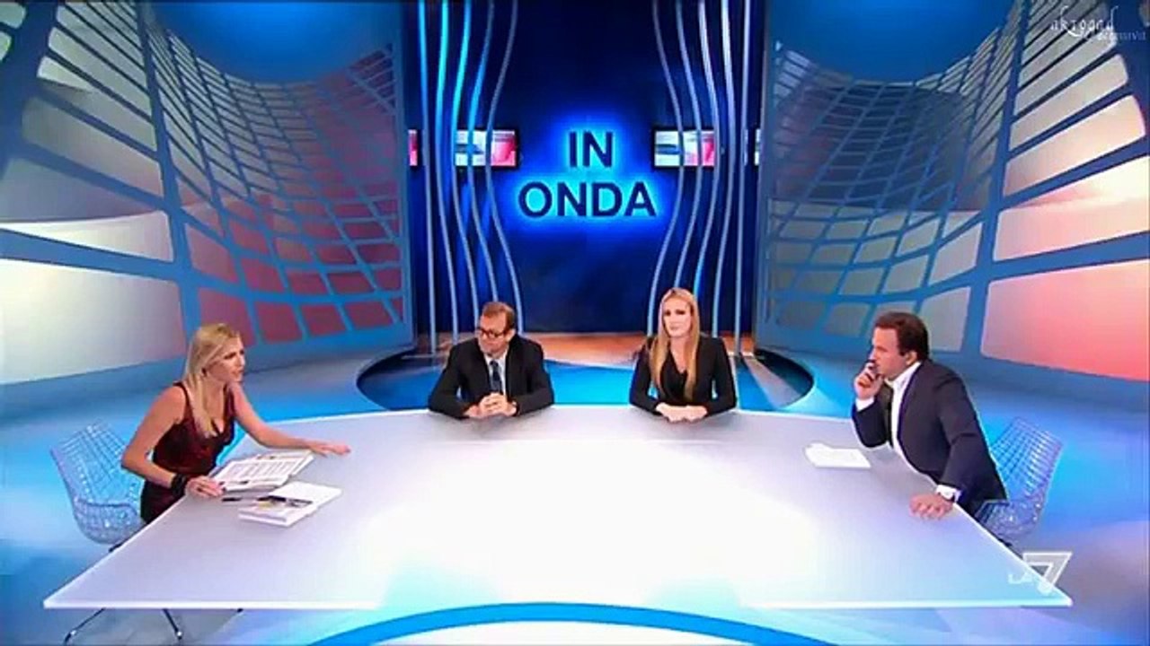 Luisella Costamagna - COSCE riprese sotto il bancone 2 (con la D'Addario)