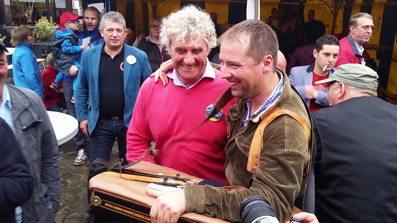 Jean-Marie Pfaff joue de la viole à Binche