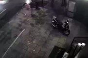 Hai tên cướp giật ipad của người nước ngoài nhanh như chớp giữa đường Sài Gòn   vuatintuc com