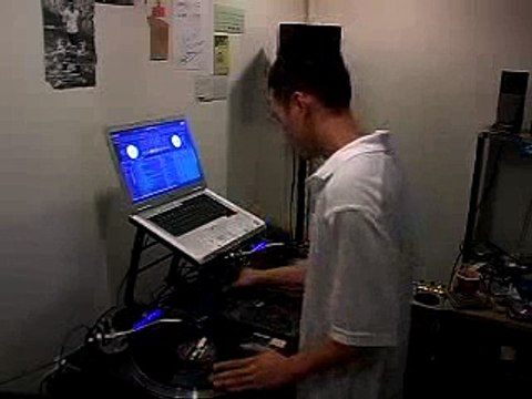 SLEEPER Freestyle Mixing on the Turntables