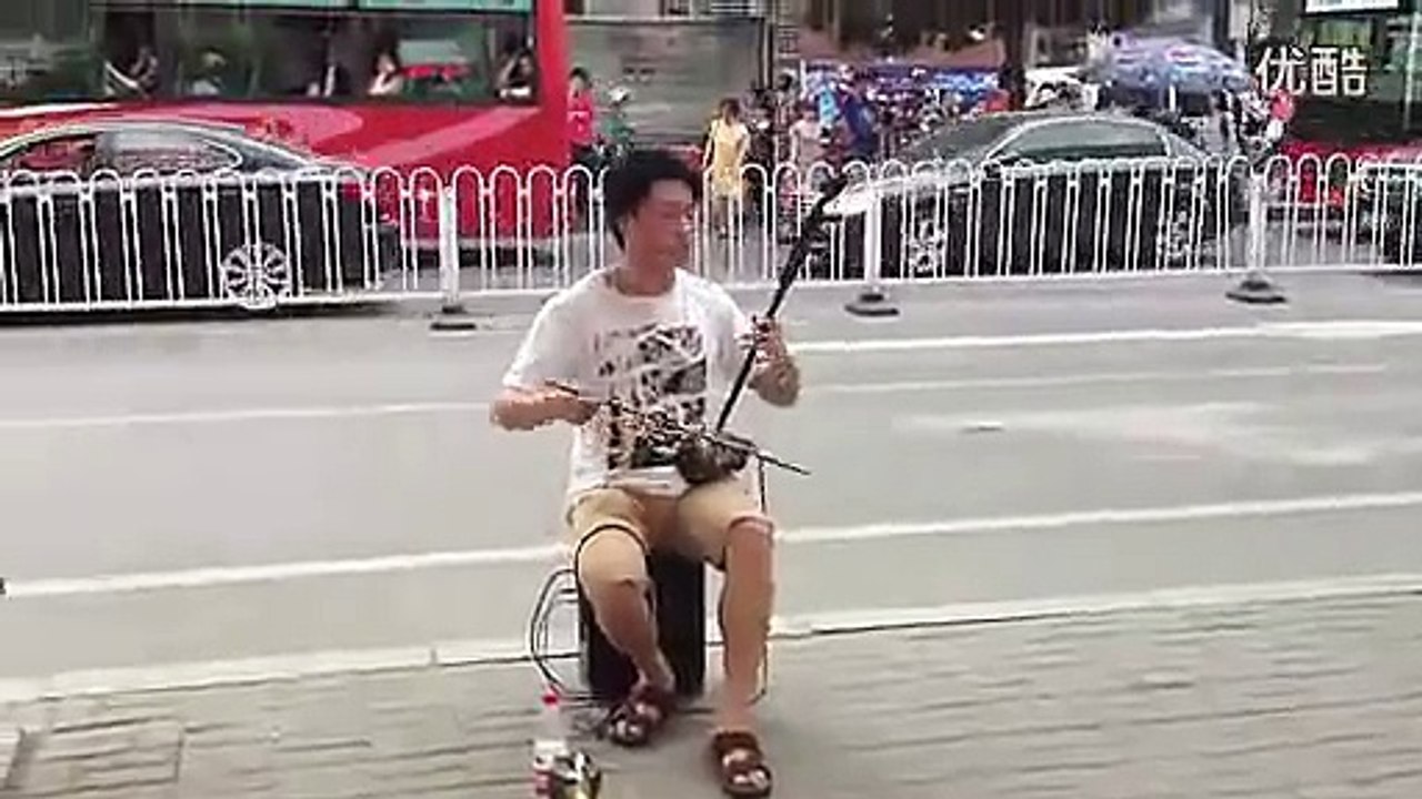高手在民间！街头90后音乐牛人炫技！二胡 赛马