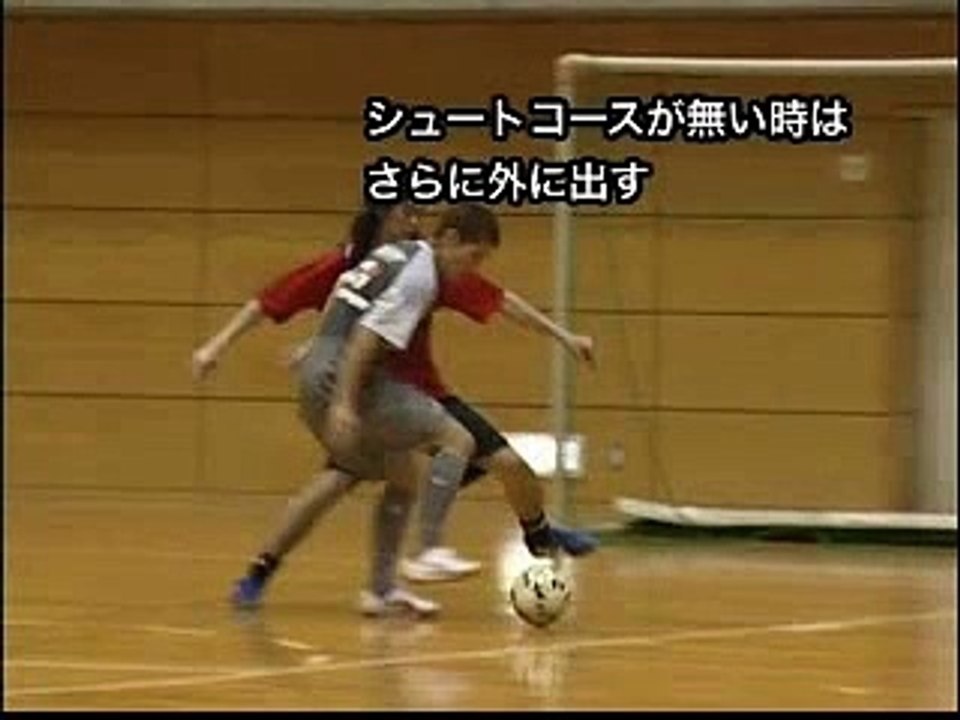 【サッカー/フットサル】振り向き一人時間差、サイドにDFを引き付けて中央で振り向き