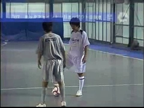 【サッカー/フットサル】キックフェイント→引き→アウト股抜き