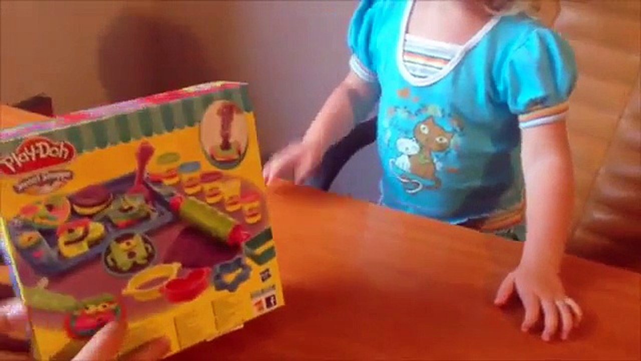 Магазин сладостей от Play-Doh. Распаковываем и лепим вместе. Play-Doh Sweet Shoppe. Open and play.