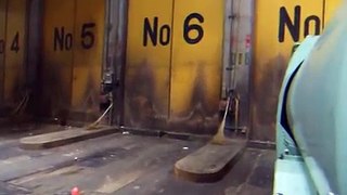 ゴミ収集車が焼却場にゴミを捨てるところ（堺クリーンセンター東工場）