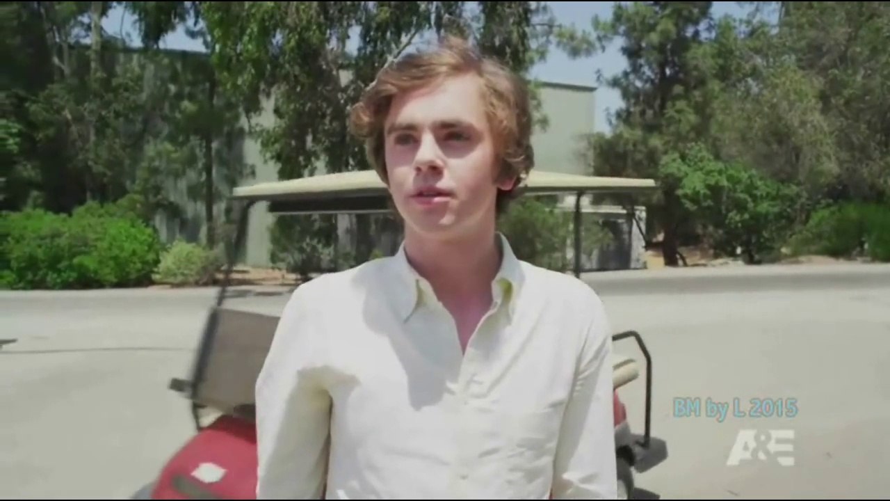 BATES MOTEL - Freddie Highmore turns... Psycho