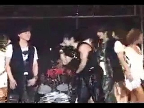 Birthday surprise for Minwoo & Junjin during Shinhwa concert