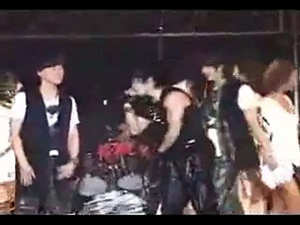 Birthday surprise for Minwoo & Junjin during Shinhwa concert