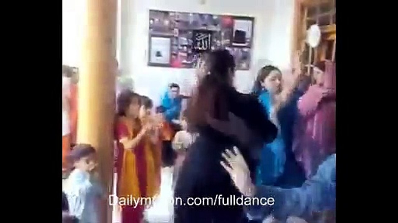 Pakistani Girls Dancing on Pashto Song