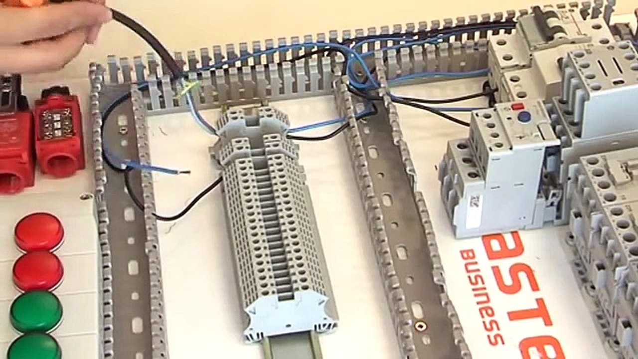 Puesta en marcha de un motor con paro temporizado I: circuito de maniobra