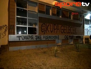 Trabzon'da TFF binasına sprey boyalı tepki!