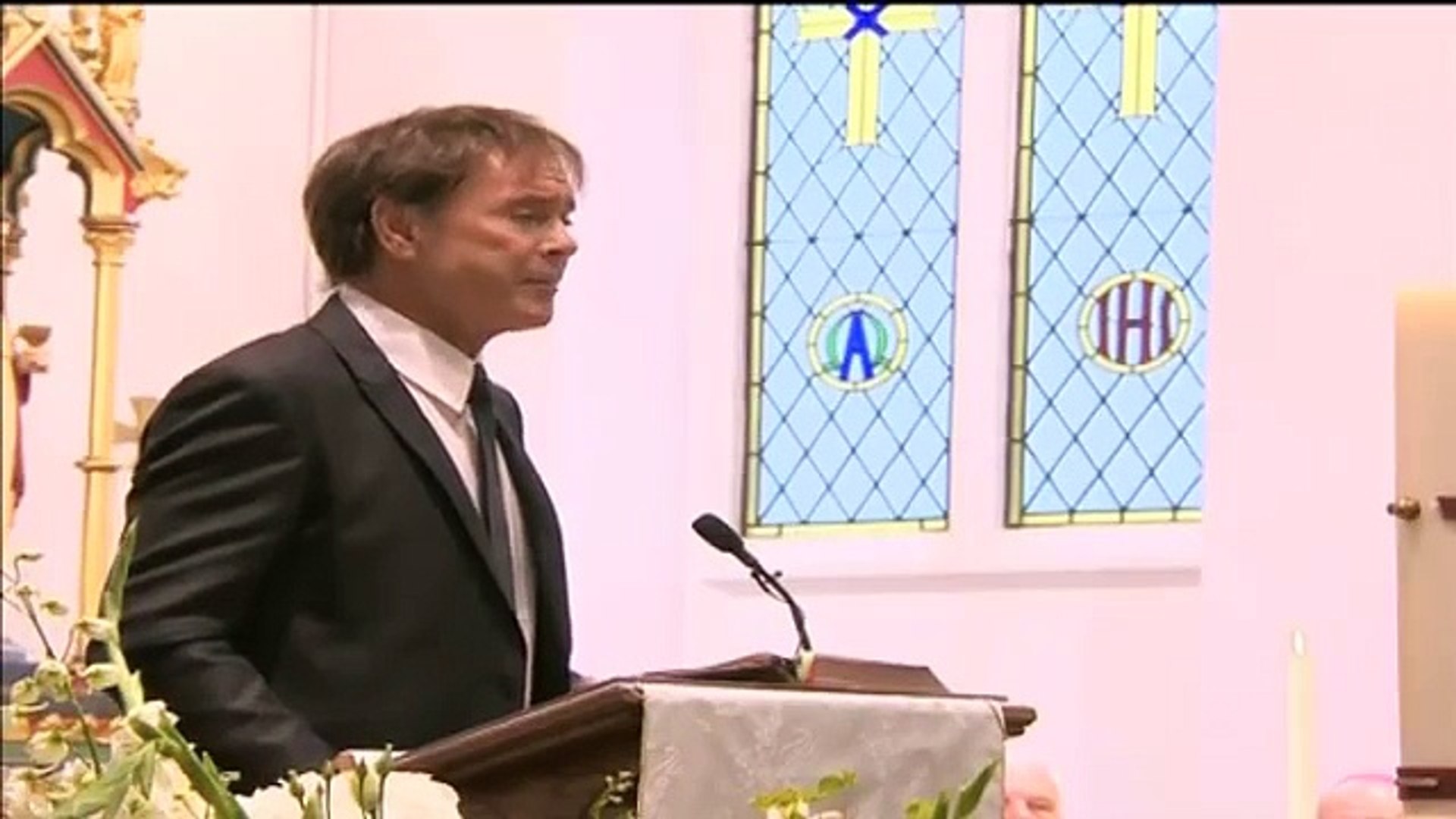 ⁣Cilla Black funeral: Watch Sir Cliff Richard sing at the service