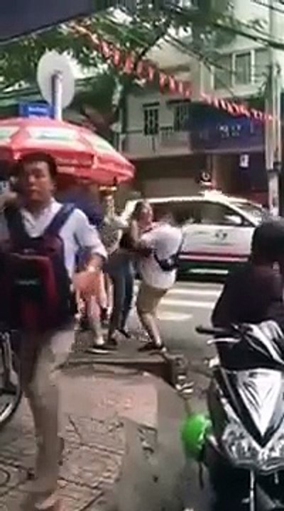 Kiss Cam BÀ TƯNG trên phố