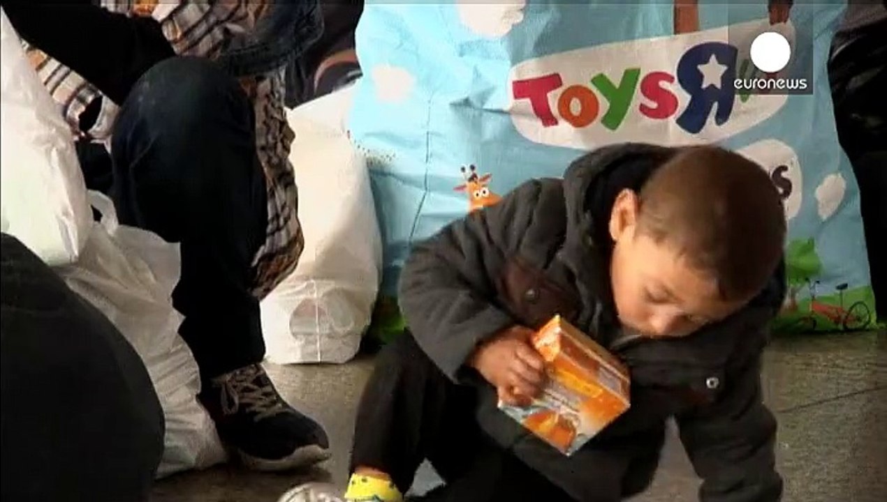 Munich train station filled to capacity by transiting migrants