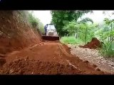 Video che mostra un escavatore costruzione di una strada su una collina [Full Episode]