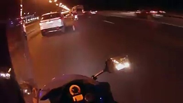Ce motard a failli se faire écraser par un camion !