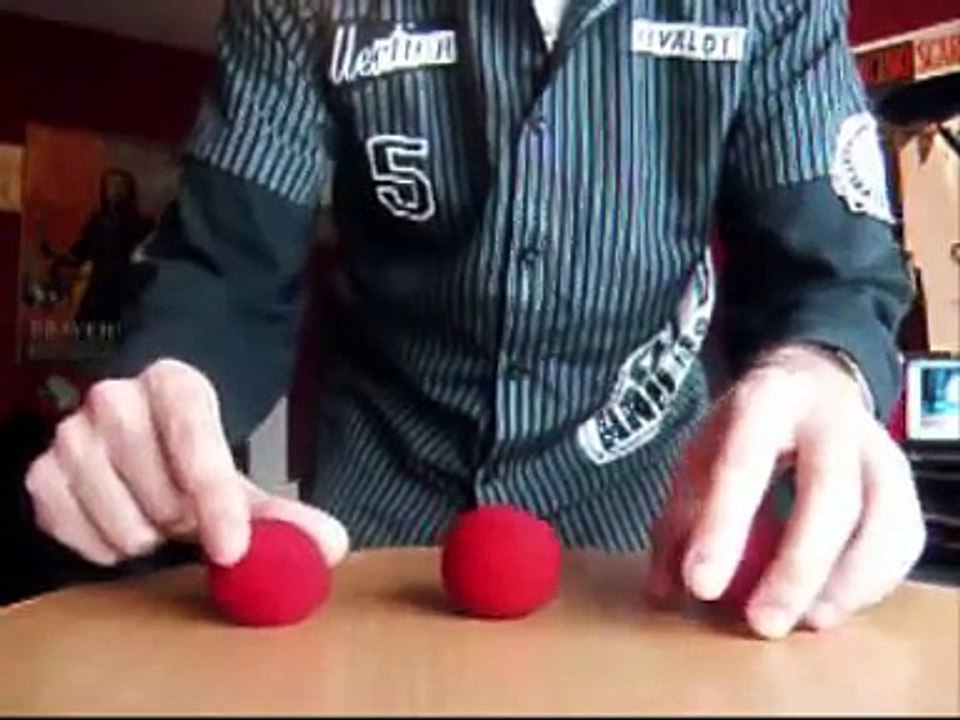 tour de magie "les trois balles mousse"