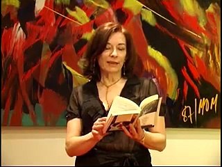 POESIA "LA CALLE DEL AGUJERO EN LA MEDIA" de RAÚL GONZÁLEZ TUÑON recita la actriz OLGA DE LUCIA  NOCHEVIEJA MENASSA