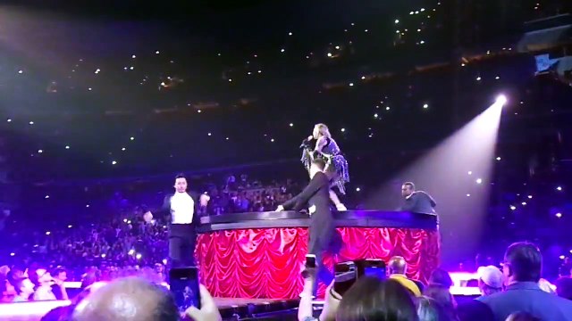 Unapologetic Bitch Fan Onstage - Rebel Heart Tour - Washington DC 9_12_15 (720p)