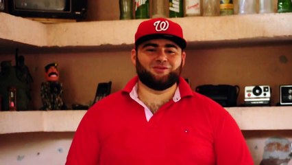 Joven-apasionado-por-los-carritos-clA?sicos-y-