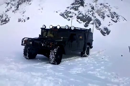 HUMMER H1 playing in snow Армянский﻿ HUMMER
