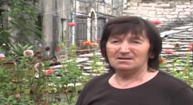 Shkolla e parë në Gjirokastër, plehrat rrethojnë obeliskun simbolik-Ora News- Lajmi i fundit