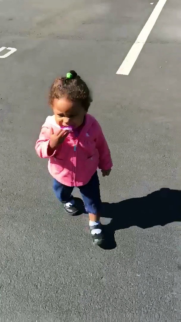 Une Petite Fille Terrifiee Par Son Ombre Video Dailymotion