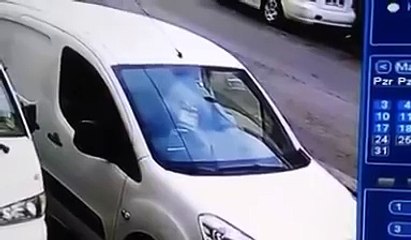 Скачать видео: Man smokes in his LPG car and explodes because of gaz leak!