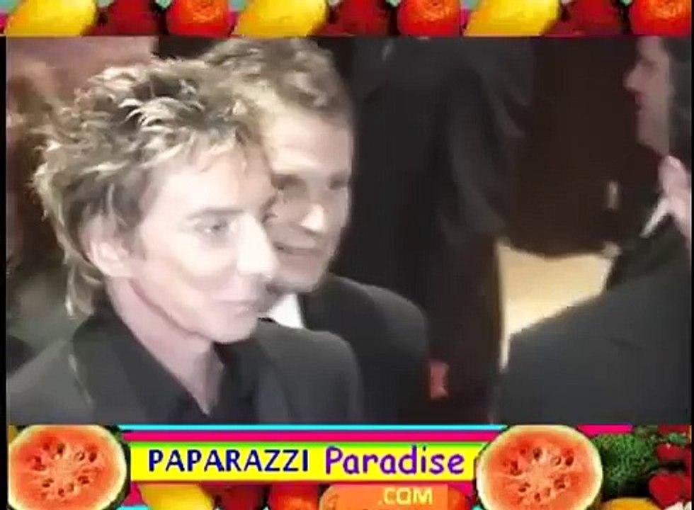 BARRY MANILOW shows off his amazing facelift