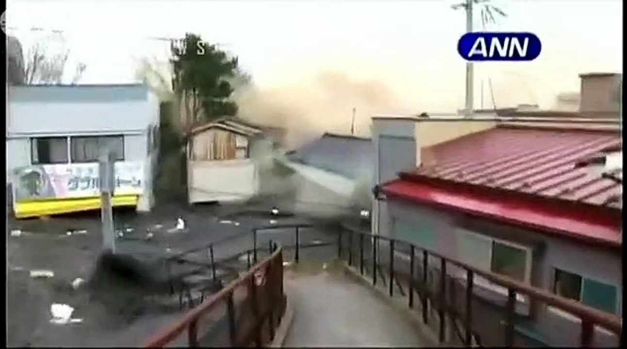 The earthquake and tsunami in Japan - New video [HD]